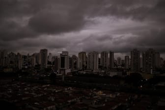 Der Himmel über Sao Paulo: In dem schwarzen Regen fanden Forscher Brandrückstände.