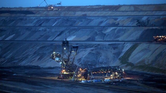 Braunkohlebagger arbeiten im Tagebau Garzweiler II.