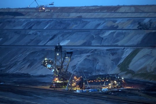 Braunkohlebagger arbeiten im Tagebau Garzweiler II.