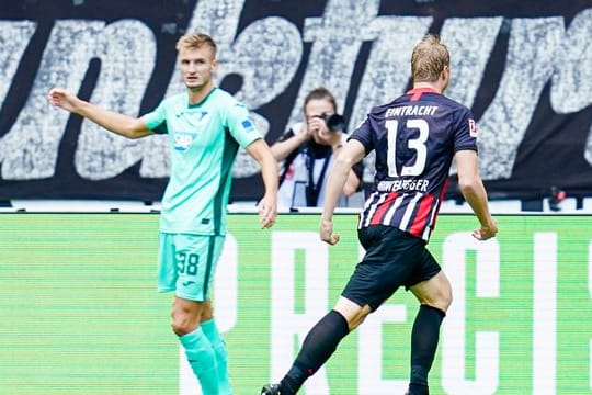 Frankfurts Martin Hinteregger feiert sein Siegtor gegen 1899 Hoffenheim.