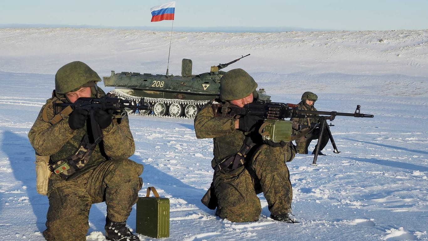 Russische Soldaten bei einer Übung im Nordpolarmeer: Russland träumt von Transit- und Servicegebühren für eine sich entwickelnde Schifffahrt. (Symbolfoto)