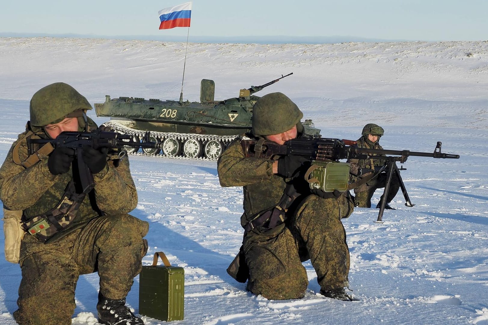 Russische Soldaten bei einer Übung im Nordpolarmeer: Russland träumt von Transit- und Servicegebühren für eine sich entwickelnde Schifffahrt. (Symbolfoto)