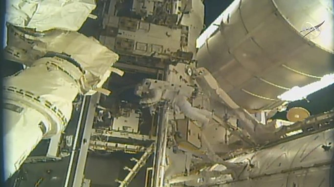 Arbeiten an der Internationalen Raumstation: Astronaut Andrew Morgan installiert einen Adapter zum Ankoppeln von Transportern.