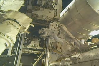 Arbeiten an der Internationalen Raumstation: Astronaut Andrew Morgan installiert einen Adapter zum Ankoppeln von Transportern.