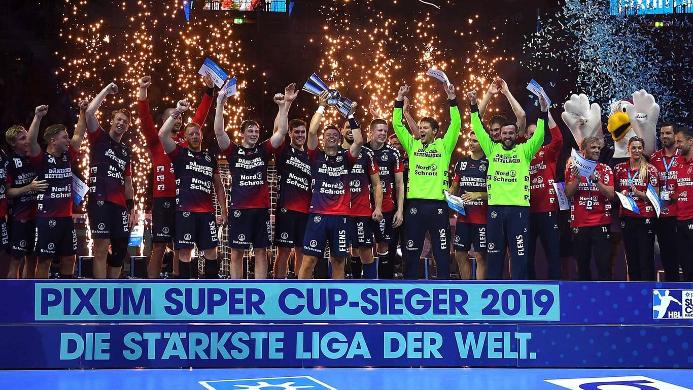 Mit Feuerwerk und Konfetti: Die Spieler des SG Flensburg-Handewitt feiern den Supercupsieg.