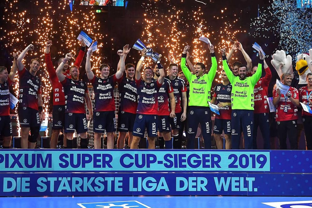 Mit Feuerwerk und Konfetti: Die Spieler des SG Flensburg-Handewitt feiern den Supercupsieg.