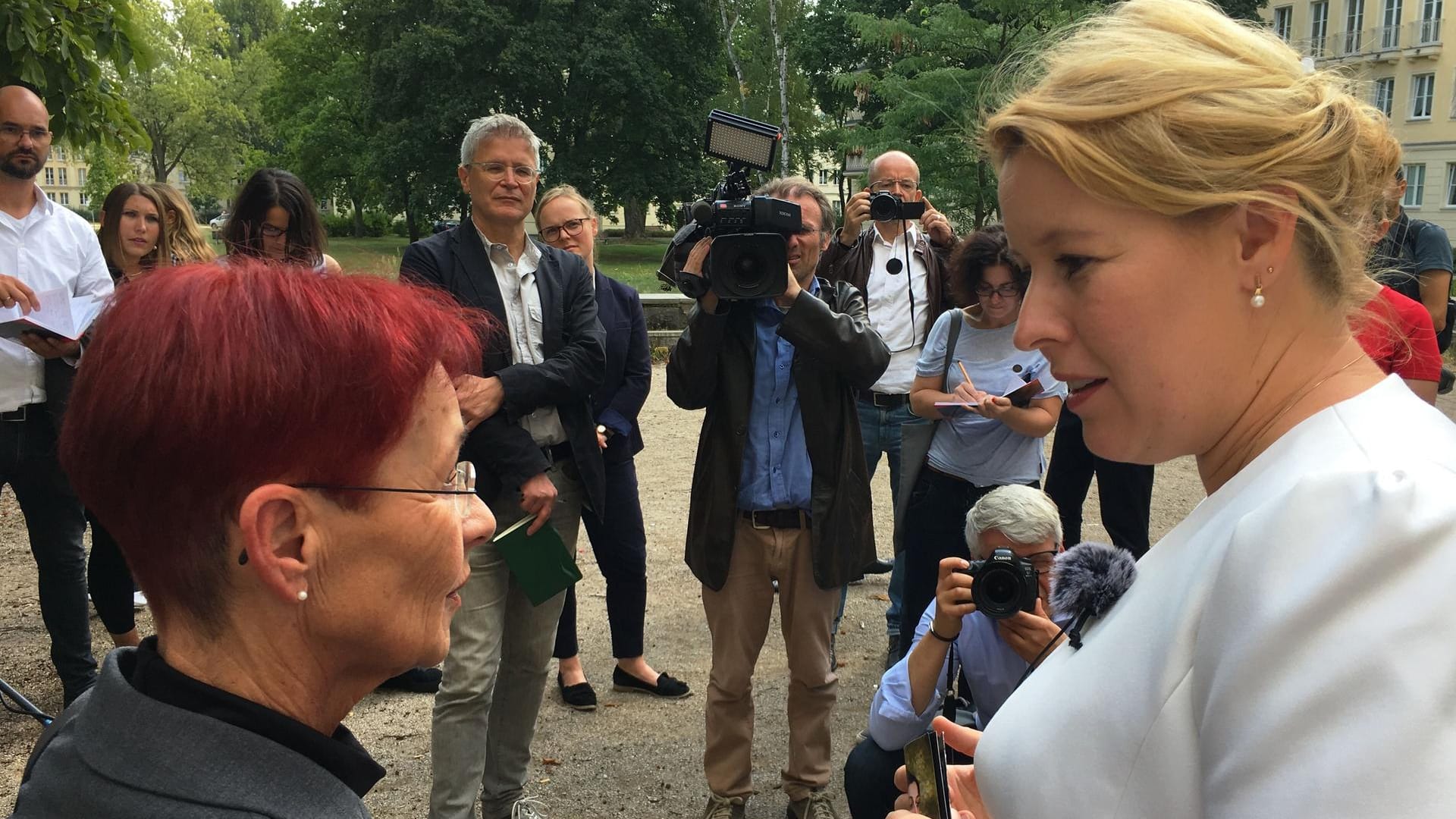 Familienministerin Franziska Giffey im Gespräch mit Gabriele Haubold von der Stadtverwaltung in Eisenhüttenstadt.