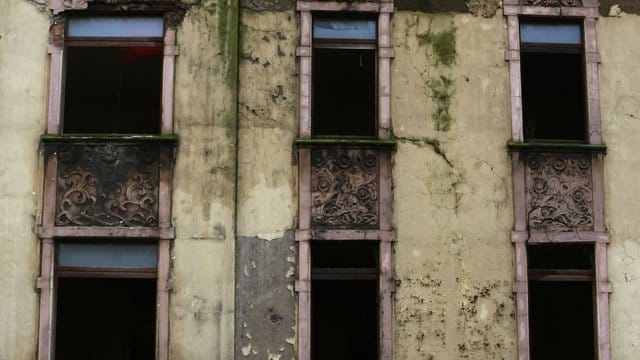 Leerstehendes Haus in Duisburg: Hunderttausende haben in den vergangenen Jahrzehnten den sterbenden Industriestandort Ruhrgebiet verlassen.