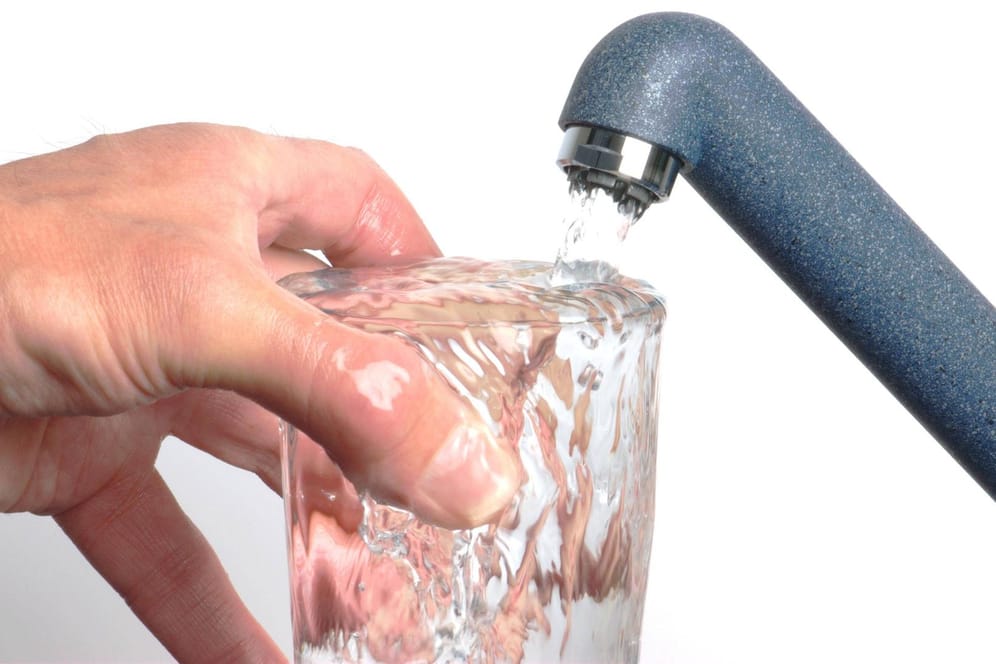 Wasser aus dem Hahn (Symbolbild): Bisher stellt Mikroplastik laut WHO nur eine "geringe" gesundheitliche Gefährdung im Trinkwasser dar.
