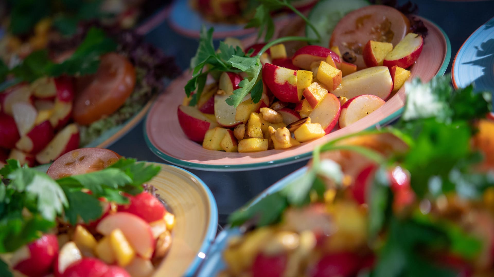 Ein Teller mit veganen Gerichten: In Australien hat ein Paar sein Kind strikt vegan ernährt und wurde dafür verurteilt. (Symbolbild)