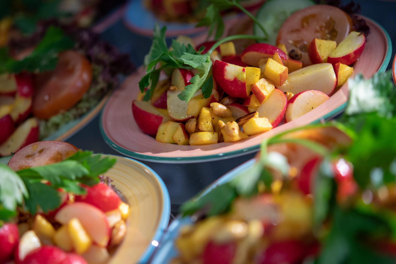 Ein Teller mit veganen Gerichten: In Australien hat ein Paar sein Kind strikt vegan ernährt und wurde dafür verurteilt. (Symbolbild)