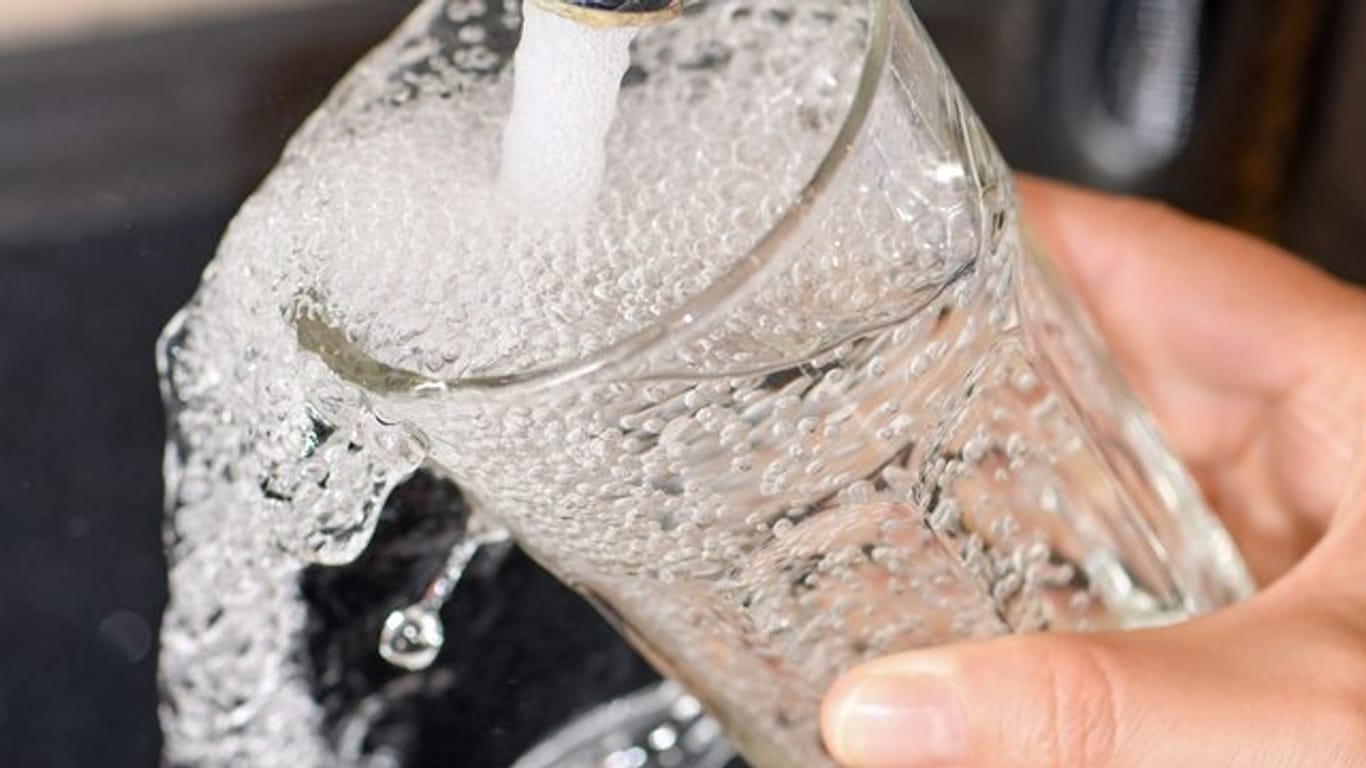 Nach Überzeugung der WHO muss das Vorkommen von Mikroplastik im Trinkwasser und seine etwaigen gesundheitlichen Auswirkungen noch viel genauer untersucht werden.