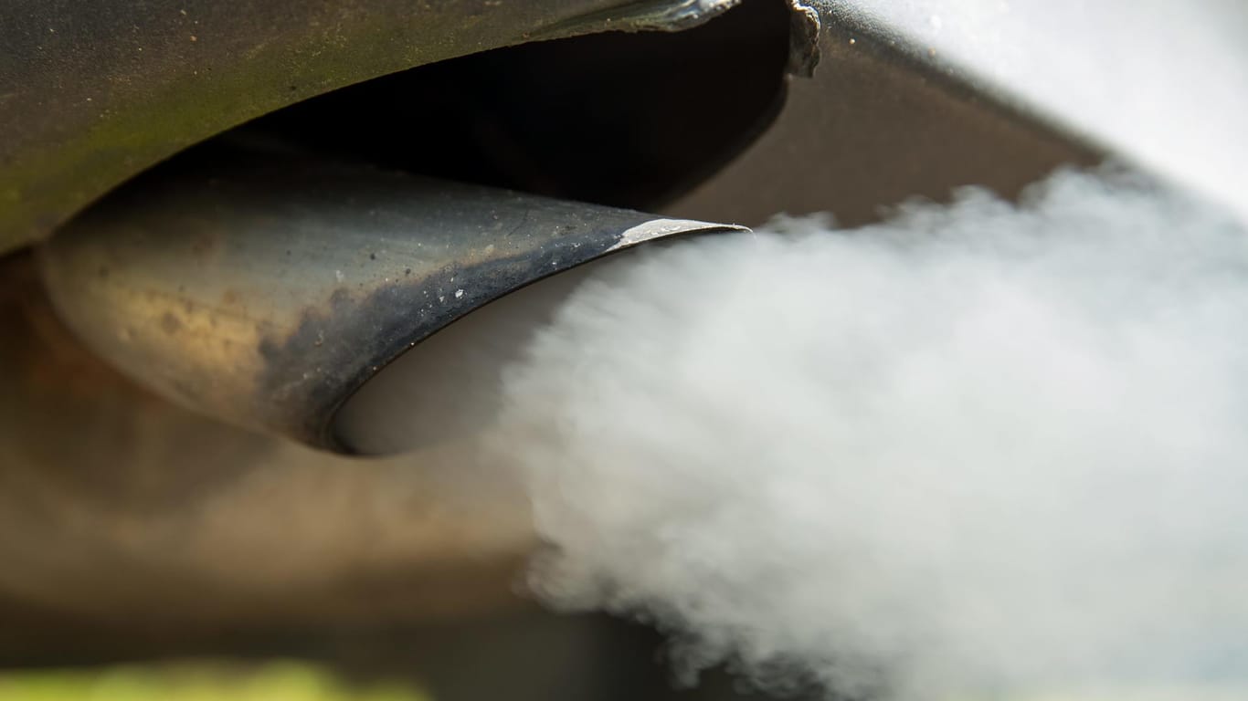 Auspuff: Einem Fahrverbot für Fahrzeuge, die Schadstoffgrenzwerte überschreiten, stimmt fast eine knappe Mehrheit der Befragten zu.