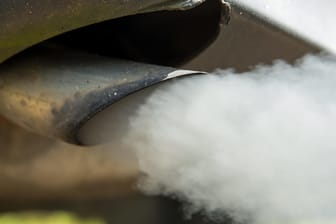 Auspuff: Einem Fahrverbot für Fahrzeuge, die Schadstoffgrenzwerte überschreiten, stimmt fast eine knappe Mehrheit der Befragten zu.