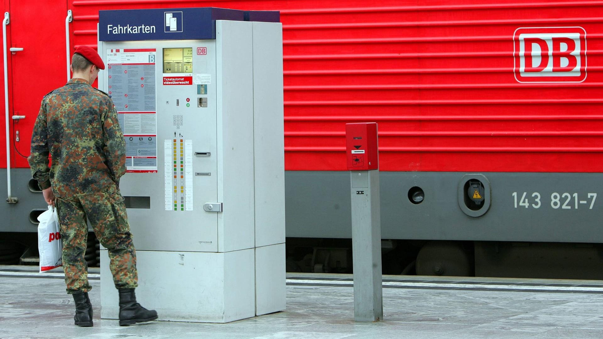 Soldaten in Uniform dürfen ab dem 1. Januar kostenlos Bahn fahren: Doch was ist mit Menschen, die Freiwilligendienst leisten?