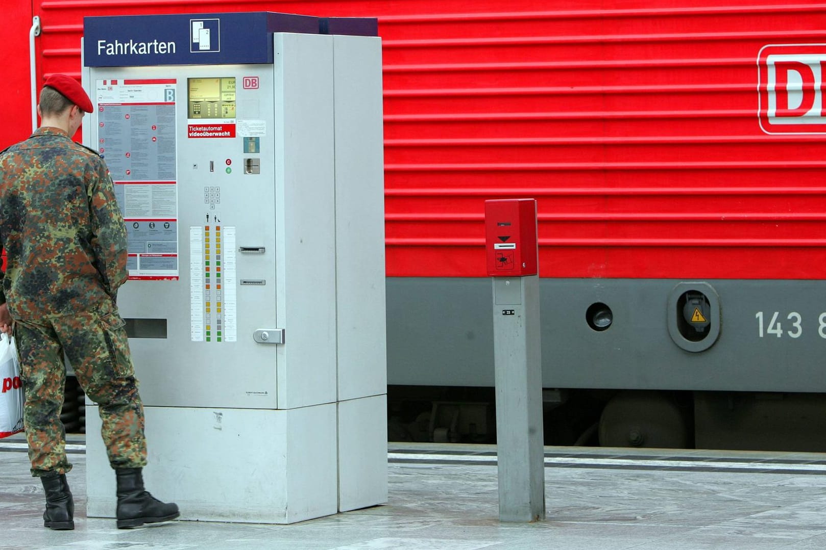 Soldaten in Uniform dürfen ab dem 1. Januar kostenlos Bahn fahren: Doch was ist mit Menschen, die Freiwilligendienst leisten?