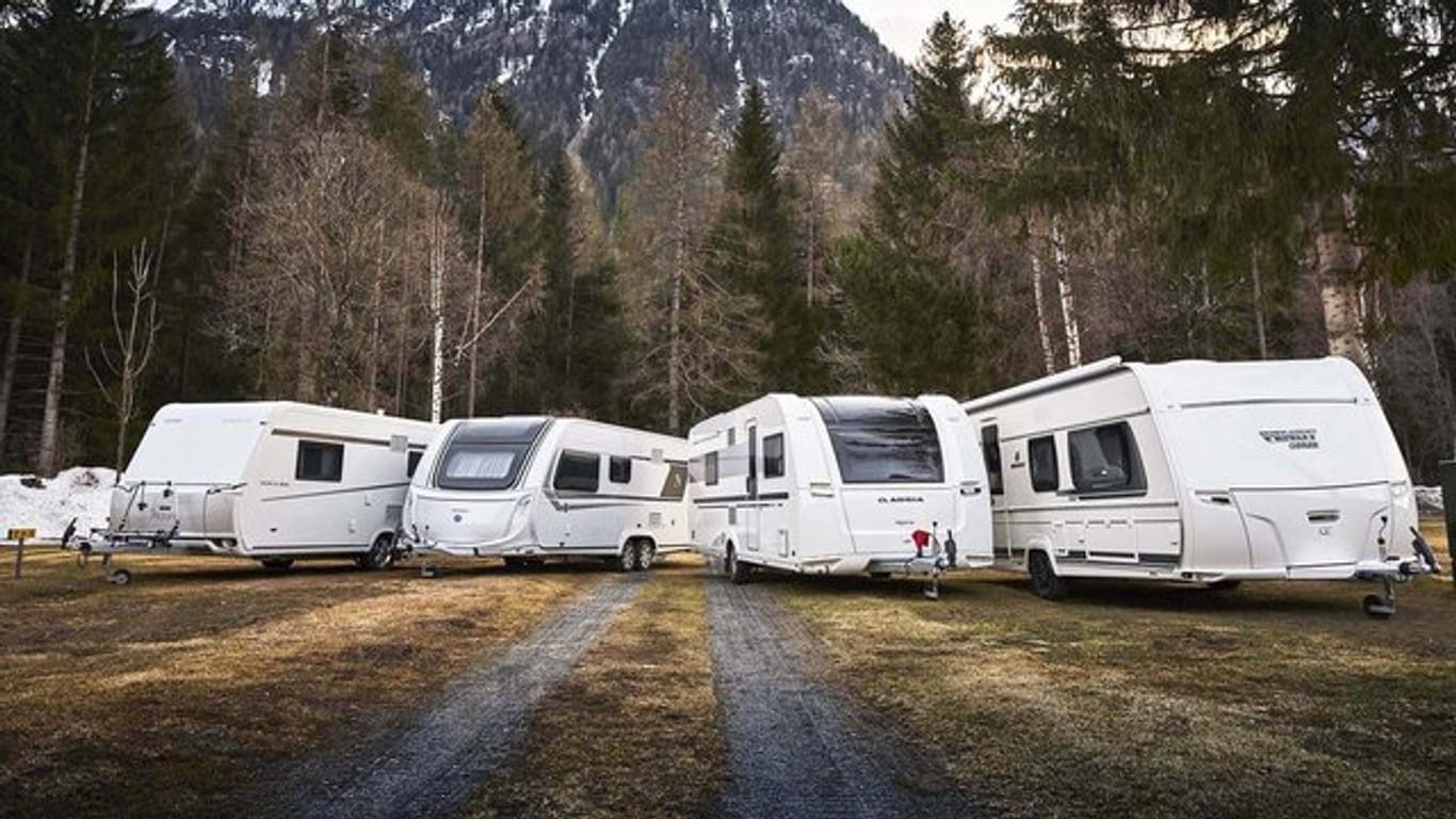 Wer regelmäßig im Winter campen geht, kann über den Kauf eines wintertauglichen Caravans nachdenken.