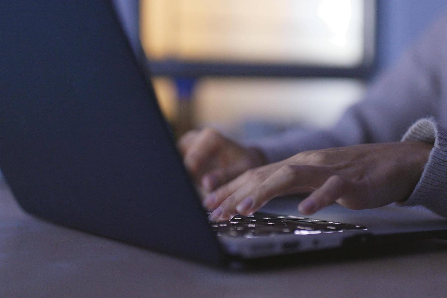 Eine Frau an einer Tastatur: Die Polizei warnt vor einer neuen Betrugsmasche von Onlinekriminellen.