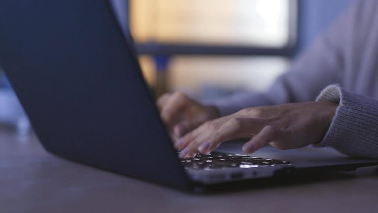 Eine Frau an einer Tastatur: Die Polizei warnt vor einer neuen Betrugsmasche von Onlinekriminellen.