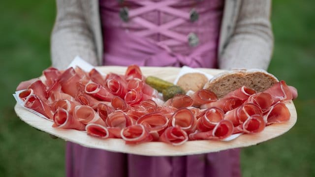 Wenn Südtiroler Speck in hauchdünne Scheiben aufgeschnitten wird, schmeckt er besonders delikat.