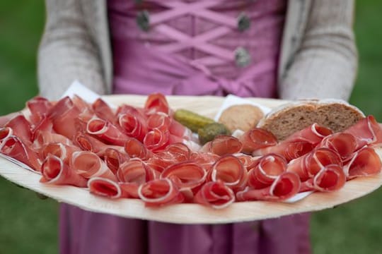 Wenn Südtiroler Speck in hauchdünne Scheiben aufgeschnitten wird, schmeckt er besonders delikat.