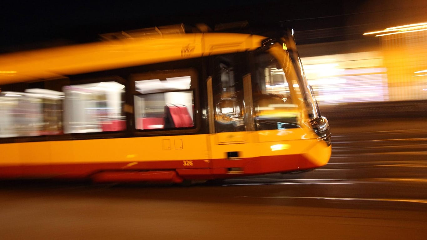 Ein Straßenbahnzug der KVV: Am Mittwochabend ist in Karlsruhe ein Mann von einer Bahn erfasst worden.