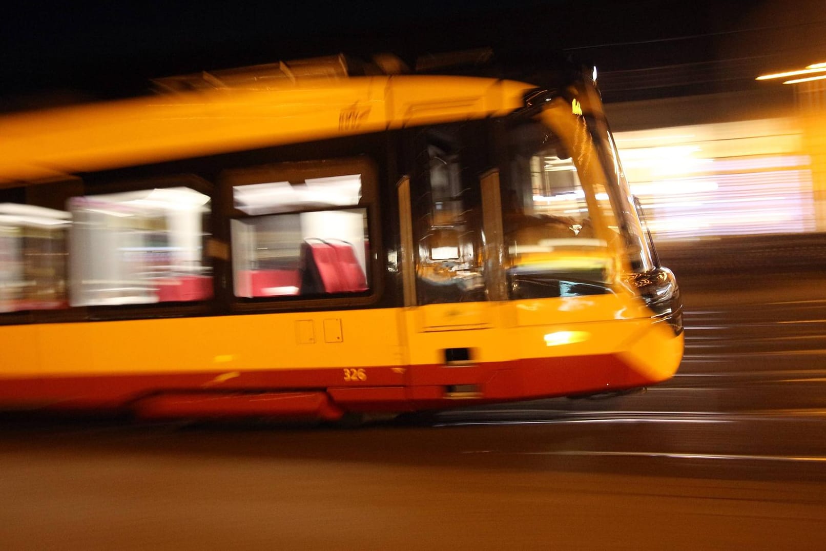 Ein Straßenbahnzug der KVV: Am Mittwochabend ist in Karlsruhe ein Mann von einer Bahn erfasst worden.