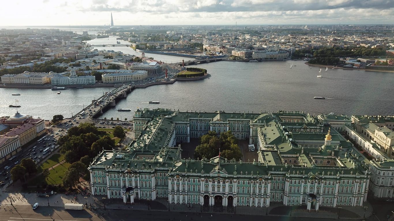 Blick über St. Petersburg: Das Schiff lag nicht direkt im Hafen, als das Unglück passierte – das erschwerte den Rettungseinsatz. (Archivbild)