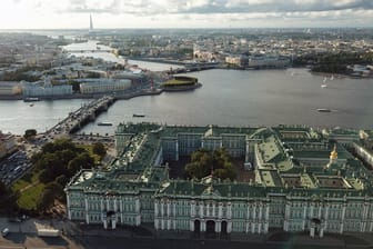 Blick über St. Petersburg: Das Schiff lag nicht direkt im Hafen, als das Unglück passierte – das erschwerte den Rettungseinsatz. (Archivbild)