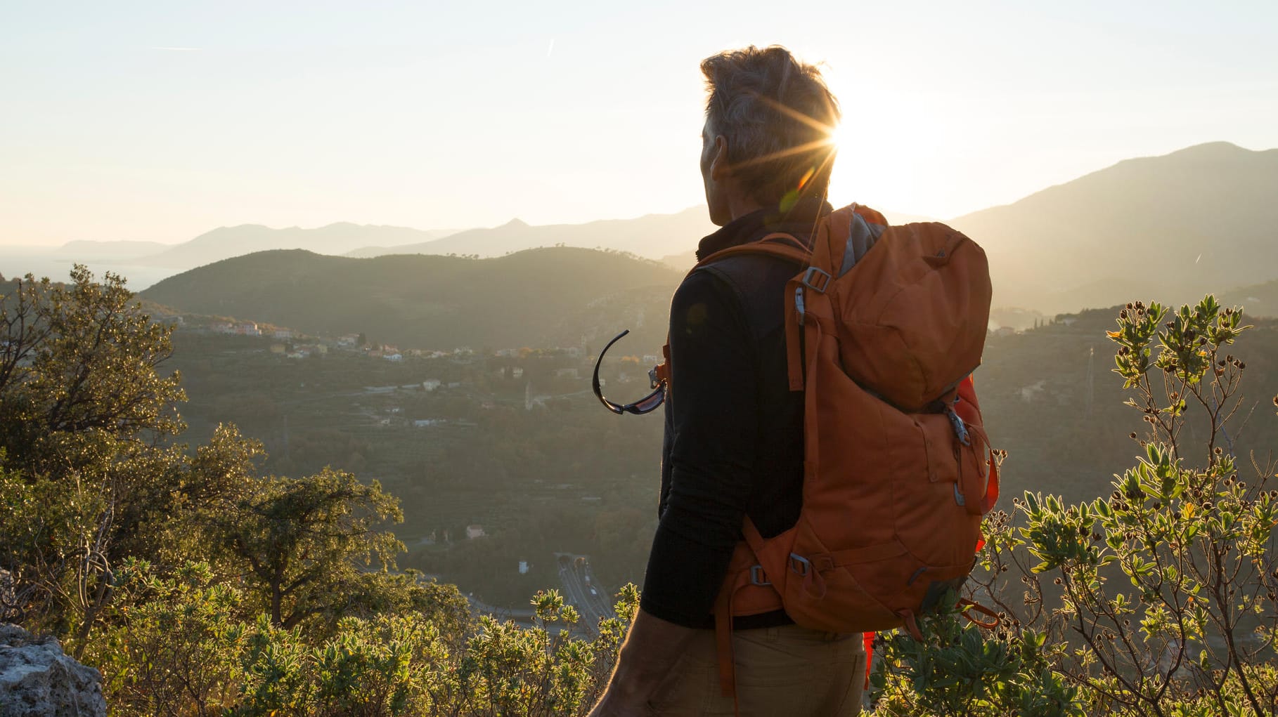 Wanderer mit Rucksack: Bei einer langen Wanderung kommt es beim Gepäck auf jedes Gramm an.