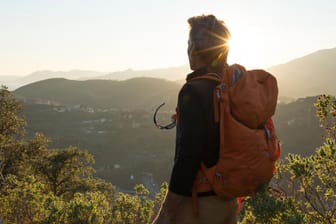 Wanderer mit Rucksack: Bei einer langen Wanderung kommt es beim Gepäck auf jedes Gramm an.