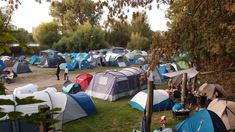Eine Zeltstadt: Die Übernachtung in dem Camp kostet nur 35 Euro, im Vergleich zu den Hotelpreisen zur Messezeit günstig.