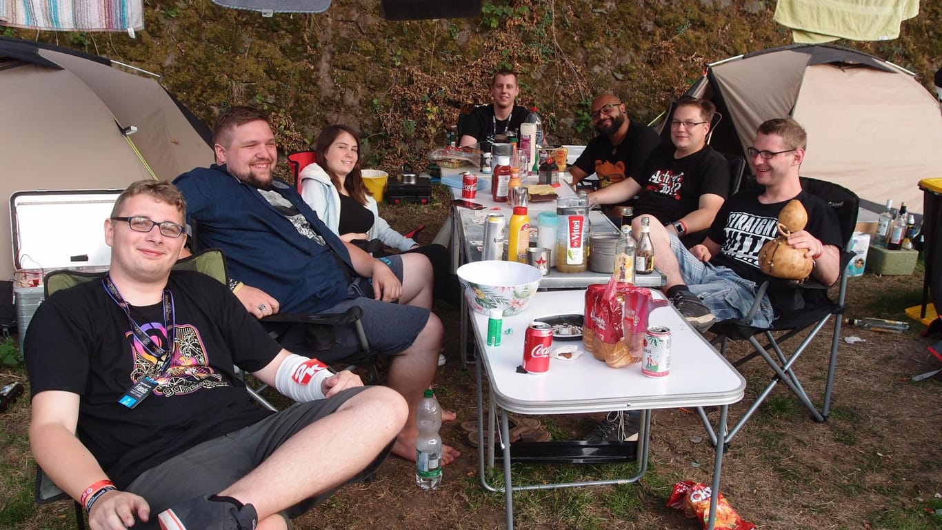 Gamer sitzen im Kreis um Campingtische: Die Gruppe um Gisi (r.) haben sich im Gamescom-Camp kennengelernt.Gamer