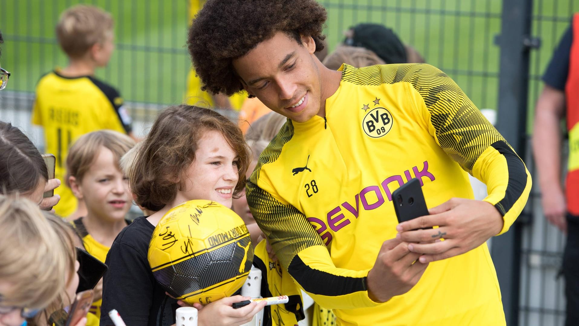 Axel Witsel nimmt ein Selfie mit einem Fan auf: Der Mittelfeldspieler fühlt sich beim BVB wohl.