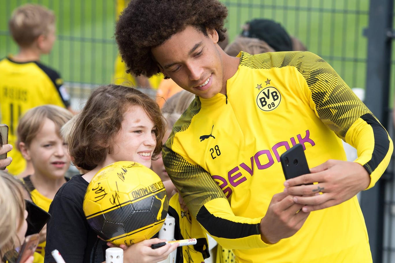 Axel Witsel nimmt ein Selfie mit einem Fan auf: Der Mittelfeldspieler fühlt sich beim BVB wohl.