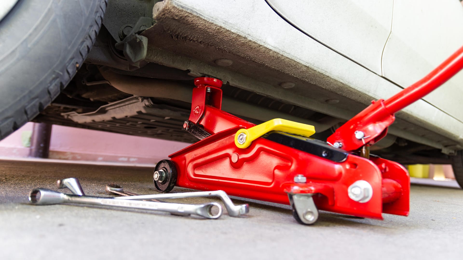 Ein guter Wagenheber gehört zur Standardausstattung eines jeden Hobby-Automechanikers – nicht nur für den Reifenwechsel.