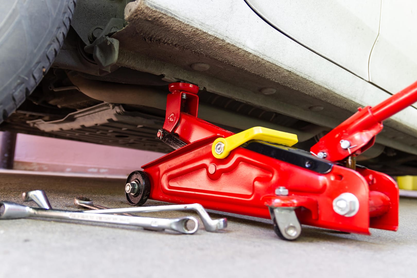 Ein guter Wagenheber gehört zur Standardausstattung eines jeden Hobby-Automechanikers – nicht nur für den Reifenwechsel.