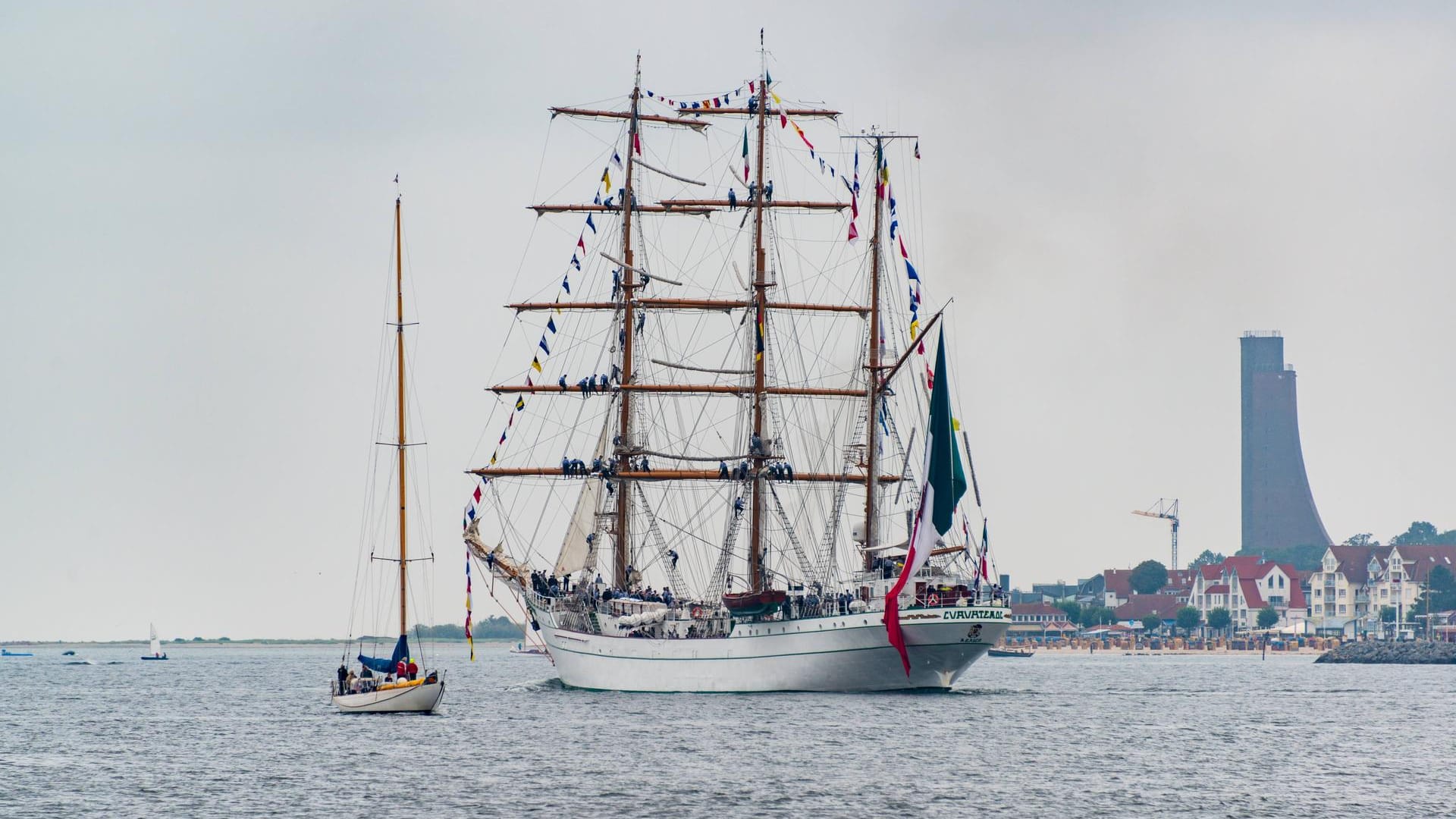 Ein Mexikanisches Segelschulschiff in der Kieler Förde: Auf diese hat man einen Blick vom Diederichsenpark.