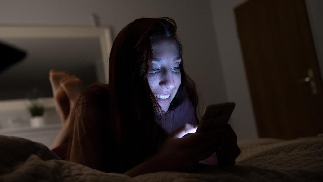Am Abend noch im gleißenden Licht des Smartphone-Displays: Ob das gut für den Schlaf ist?