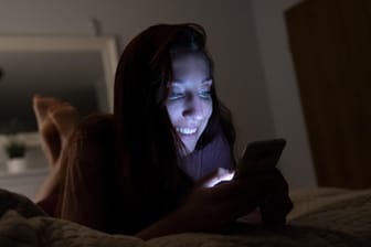 Am Abend noch im gleißenden Licht des Smartphone-Displays: Ob das gut für den Schlaf ist?
