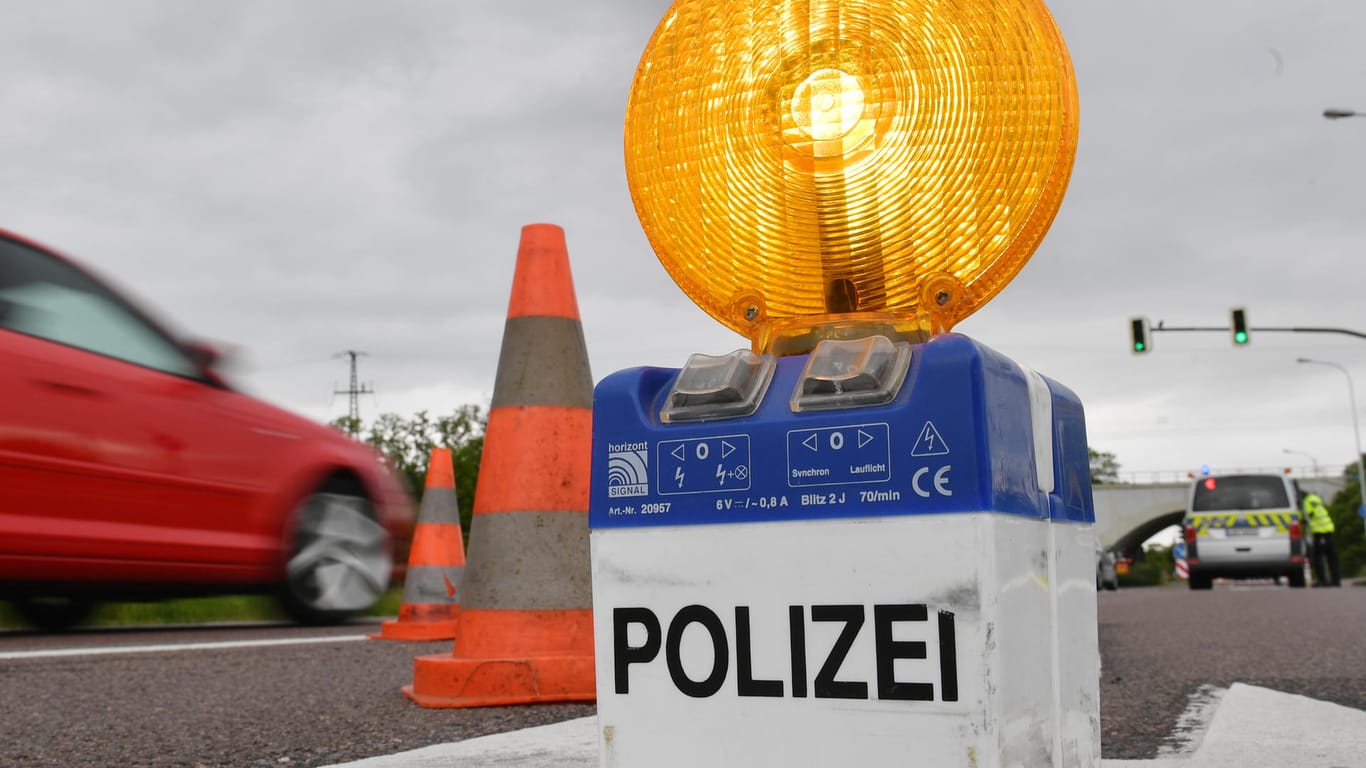 Eine Warnleuchte der Polizei: Insgesamt starben in der ersten Hälfte 1.465 Menschen auf deutschen Straßen. (Symbolbild)