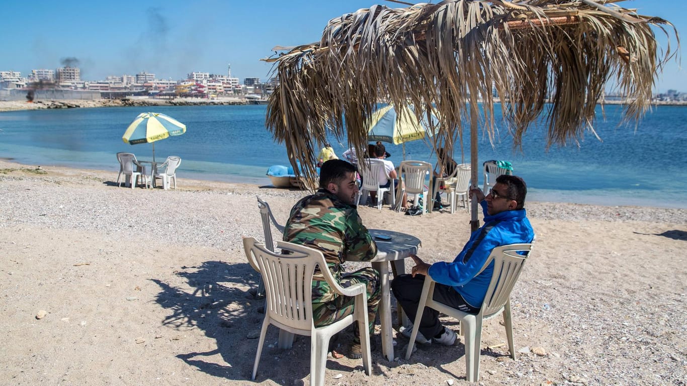 Strandabschnitt in Latakia: Die Debatte um "Urlaubsreisen" von Geflüchteten in ihre Heimatländer birgt Chancen. Die Skrupel nehmen zu, ein differenzierterer Blick ist nötig.