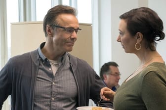 Judith (Ursula Strauss) lässt sich von Volker Lehmann (Hannes Jaenicke) nicht aus der Ruhe bringen.