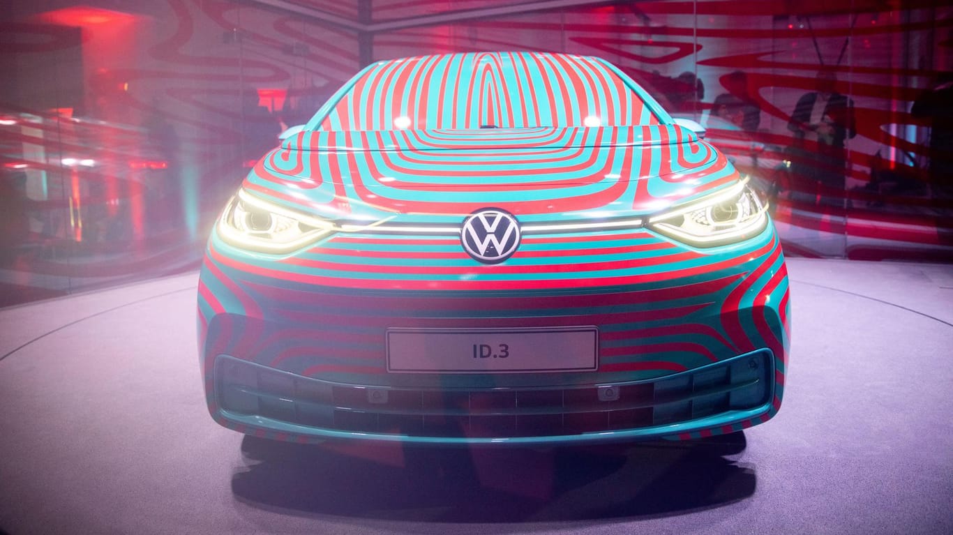 Elektroauto ID.3: Als erste VW-Neuheit wird das Mittelklasse-Modell im Herbst das neue Logo tragen.