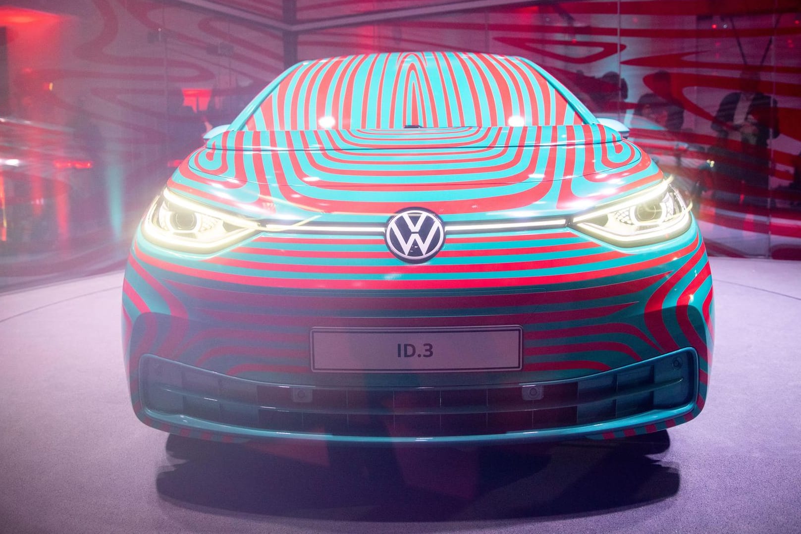 Elektroauto ID.3: Als erste VW-Neuheit wird das Mittelklasse-Modell im Herbst das neue Logo tragen.
