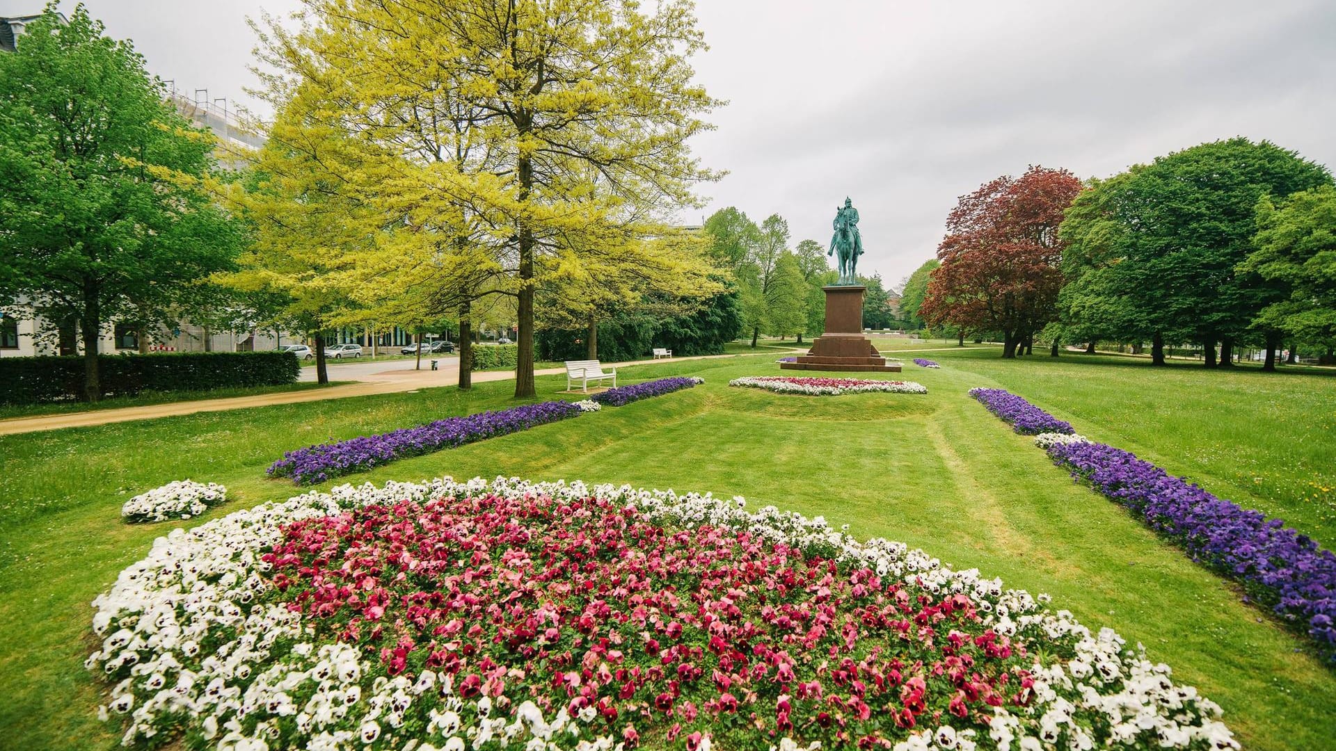 Kaiser Wilhelm-Denkmal in Kiel: Dieses liegt mitten im Schlossgarten Kiel.