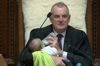 Trevor Mallard: Der neuseeländische Parlamentspräsident füttert während einer Debatte ein Baby.
