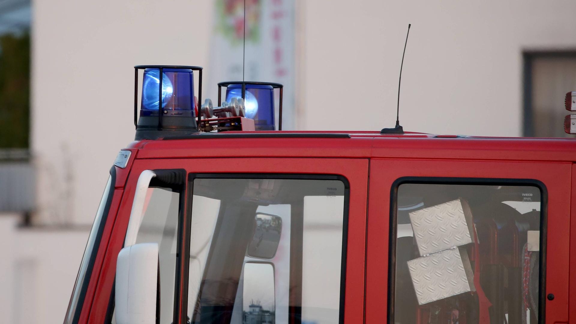 Feuerwehreinsatz: Teile des brennenden Gebäudes sind bereits eingestürzt. (Symbolbild)