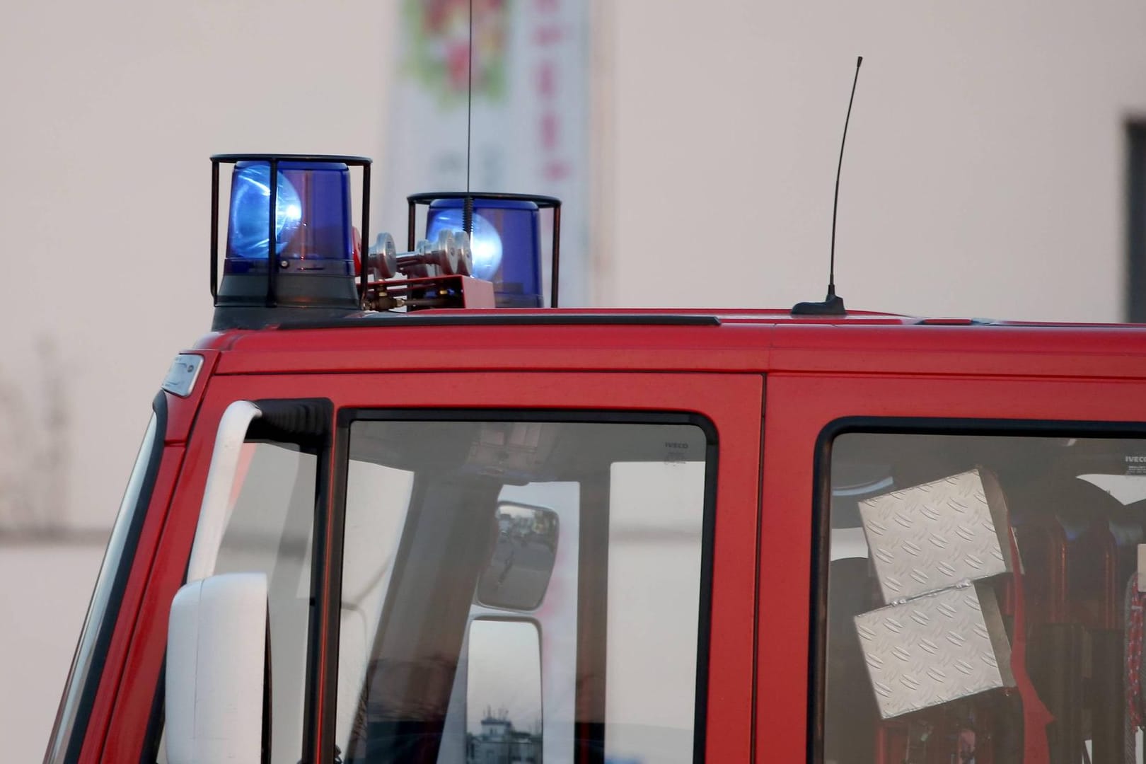 Feuerwehreinsatz: Teile des brennenden Gebäudes sind bereits eingestürzt. (Symbolbild)