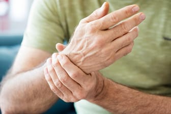Schmerzen in den Gelenken: In Deutschland sind etwa 800.000 Menschen von Arthritis betroffen.